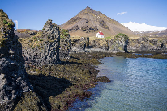 Urlaub in Island, Halbinsel Snaefellsnes: Idylischer Hafen mit Boot von Arnastapi