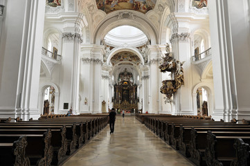 Fototapeta na wymiar Innenansicht mit Langhaus, Basilika St. Martin in Weingarten, Baden-Württemberg, Deutschland, Europa