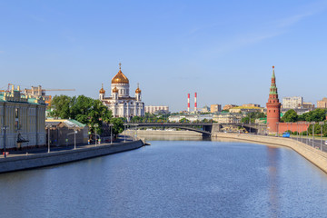 Fototapeta premium View of Moskva river with Moscow Kremlin and Cathedral of Christ the Saviour in sunny summer morning