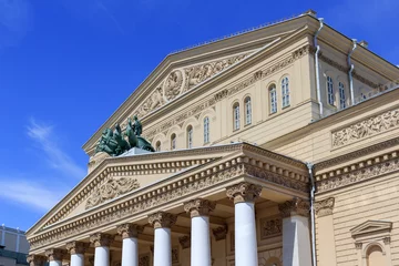Photo sur Plexiglas Théâtre Facade of Bolshoi Theatre closeup on a blue sky background on a sunny summer morning