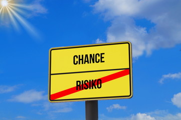 Eine Tafel mit Worten Risiko und Chance