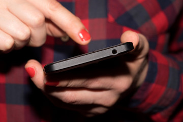 Eine Frau hält ein Smartphone in der Hand