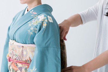 着付けする女性（帯）
