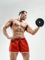 Fototapeta na wymiar bodybuilder on grey background