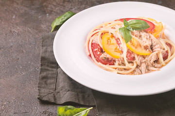 spaghetti with tuna and tomatoes