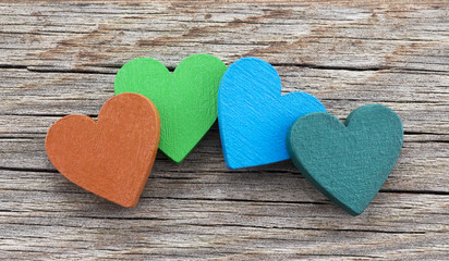 Obraz premium Colorful hearts on wooden background