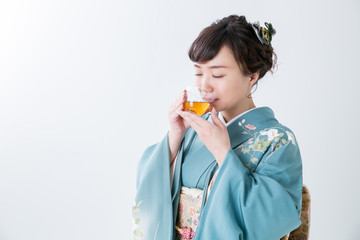 お茶を飲む着物姿の女性
