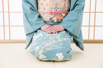 正座する着物姿の女性
