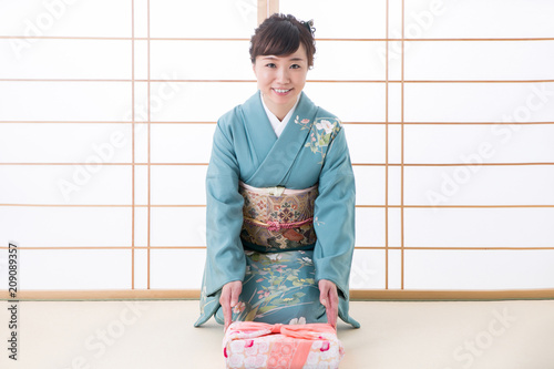 引き出物と着物姿の女性 笑顔 Wall Mural Wallpaper Murals Buritora