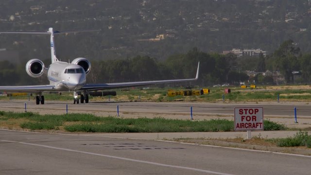 EXECUTIVE JET TAXIING DOWN THE TARMAC., IN 4K.