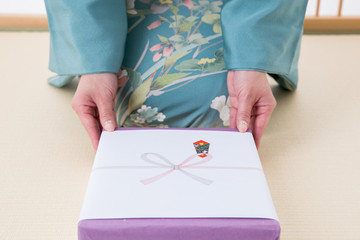 引き出物と着物姿の女性
