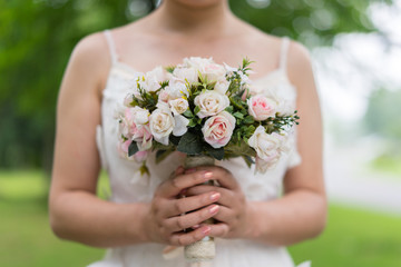 Obraz na płótnie Canvas bride holding flower on wedding