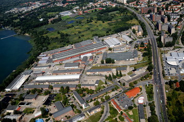 Neubrandenburg,  Tollensesee mit Gewerbegebiet Südstadt