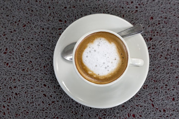 Milchkaffee aus der Vogelperspektive