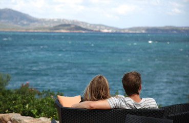 Coppia guarda il mare