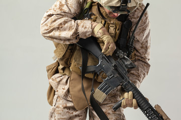 Obraz premium Soldier in camouflage holding rifle
