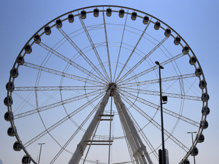 Marina Eye - Gigantisches Riesenrad am Hafendamm der Corniche von Abu Dhabi vor strahlend blauem...