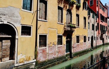 Fototapeta na wymiar Venedig, Häuser am Kanal