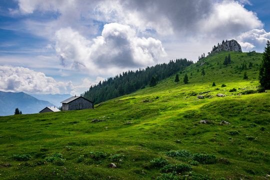 Blick von der Vormaueralm auf den Vormauerstein in &Ouml;sterreich auf dem Weg zum Schafberg mit sch&ouml;nen gr&uuml;nen Wiesen und Wolken am Himmel in den &Ouml;sterreichischen Bergen