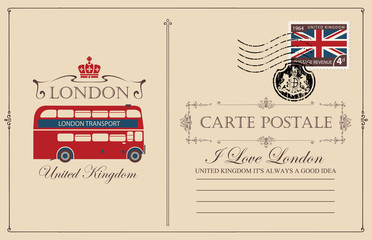 Naklejka premium Pocztówka retro z dwupiętrowym autobusem London. Pocztówka wektor w stylu vintage z miejscem na tekst, znaczek pocztowy z flagą Wielkiej Brytanii i pieczątka w formie herbu królewskiego