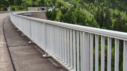 Auf der Staumauer der Schlegeistalsperre