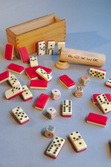 Jeux anciens de dominos et de poker aux d&eacute;s, p&ecirc;le-m&ecirc;le sur une table