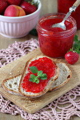 Erdbeer-Aprikosen-Marmelade auf der Scheibe Brot