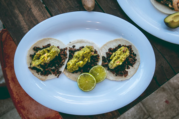 taquitos de carne y guacamole