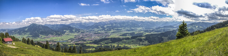 Fototapeta na wymiar Panorama Blick vom Mittagberg bei Immenstadt in Richtung Sonthofen und Alpen
