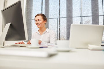 Junge Frau arbeitet online am Computer