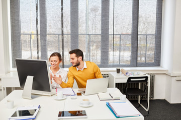 Arbeit am Computer im Büro