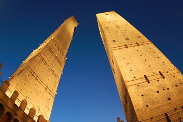  torre asinelli and garisenda di bologna © francescodemarco