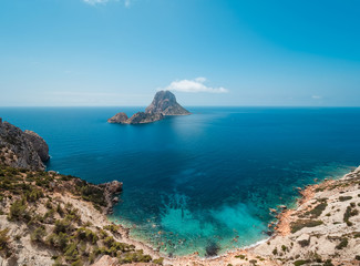 hermoso paisaje aereo de los acantilados y playas del parque natural de Cala D´hort y los islotes de Es Vedrá y Es Vedranell, en Ibiza, Baleares España. Concepto vacaciones de verano en la playa