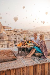 Romantic couple having breakfast in Cappadocia - obrazy, fototapety, plakaty