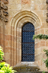 Fototapeta na wymiar Vista de los vitrales en la catedral de segovia