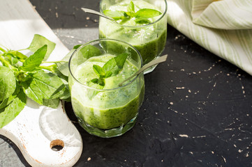 Smoothies of cucumber, amaranth leaves and mint