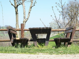 Fototapeta na wymiar tavolo e panchina in legno, panchina in legno