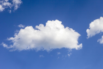 Fototapeta premium Tło błękitnego nieba z chmurami.