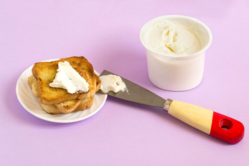 Creative idea: cream cheese as putty for toast