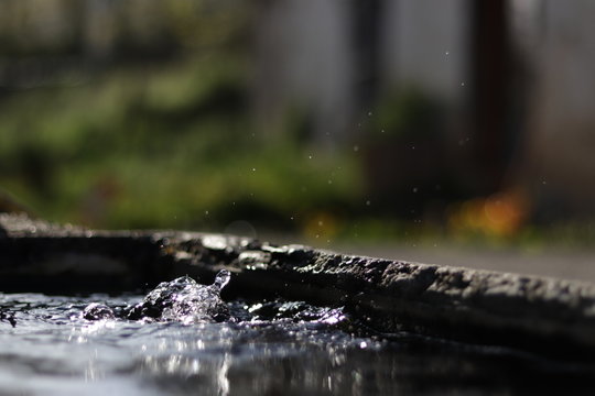 fontaine eau remous bulle d'eau clapotis © PetitNuage