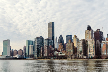 Fototapeta na wymiar Skyline of NYC from the Roosvelt island