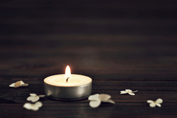 Fototapeta na wymiar Memorial candle and white flowers