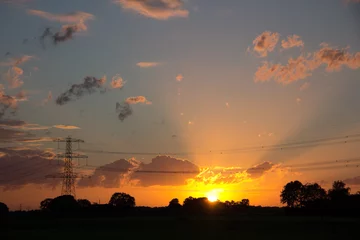 Fototapeten zonsondergang platteland met zonnestraal © rhorex