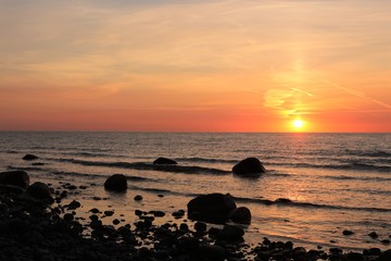 Fototapeta na wymiar romantischer Sonnenaufgang am Meer