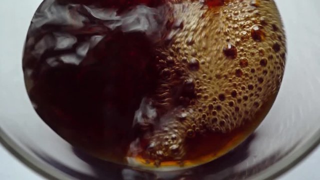 4k Pour Kvass Into Glass
