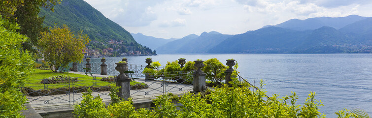 Idyllische Gartenterrasse im Park der Villa Monastero am Comer See