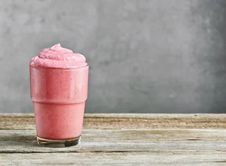 Cercles muraux Milk-shake glass of pink milkshake
