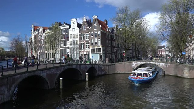 Europe, Netherlands, Holland, Amsterdam, traditional Gabled houses and bridges on the corner of Keizersgracht and Leidesegracht