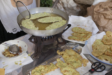 Preparazione delle frittelle di zucchine 