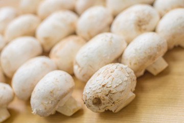 champignons lie on a wooden surface